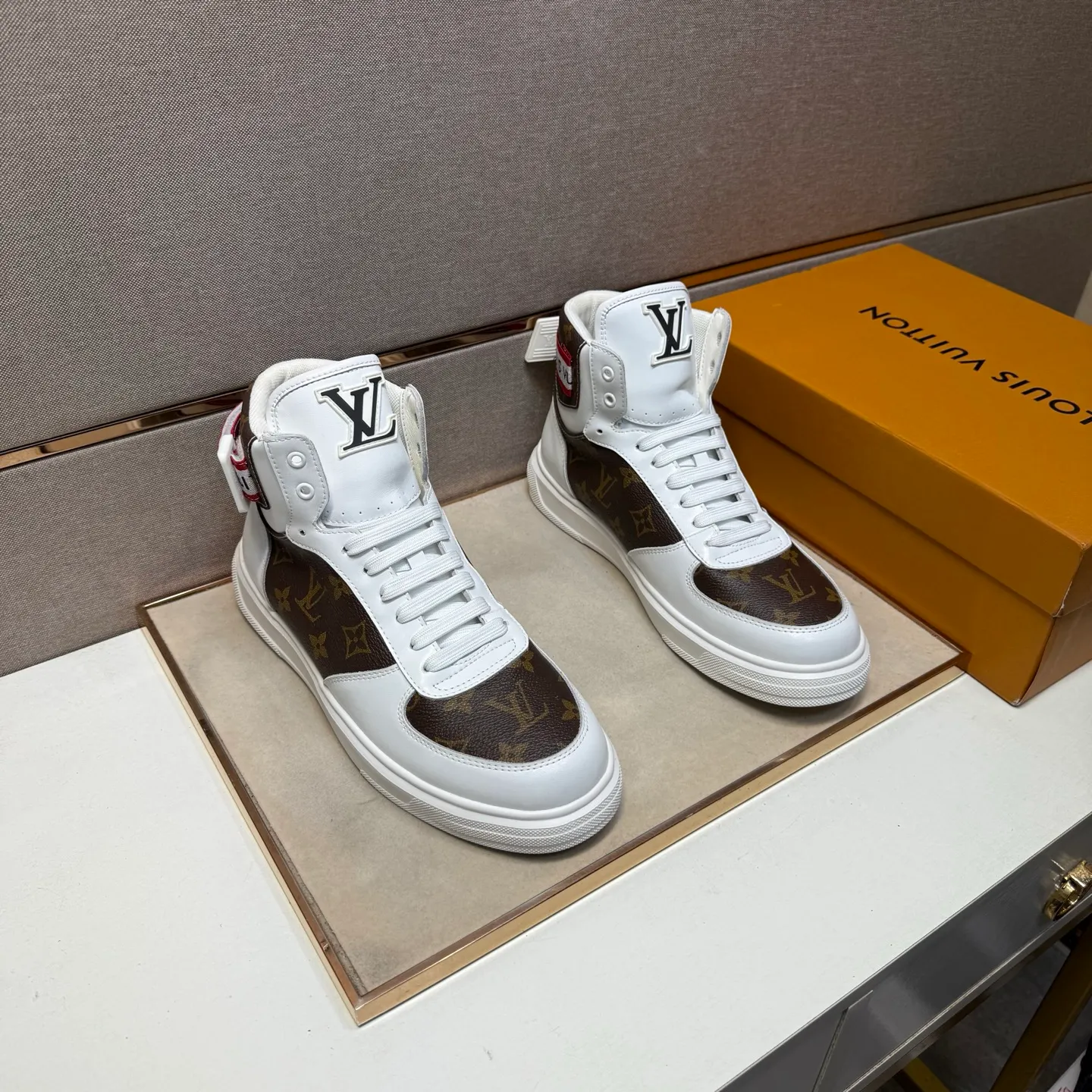 ⬛️Men's shoes 💰p420 [LV～] Men's high-top casual shoes 2025z cabinet sales simultaneously 🔶Size: 38-44 #️⃣ 🔷2 colors🔜The upper is made of multi-material splicing➕Mesh lining, comfortable and breathable, sole: original comfortable and wear-resistant outsole, ⚠️real thing📱photographed🎬real thing is better📢📢📢